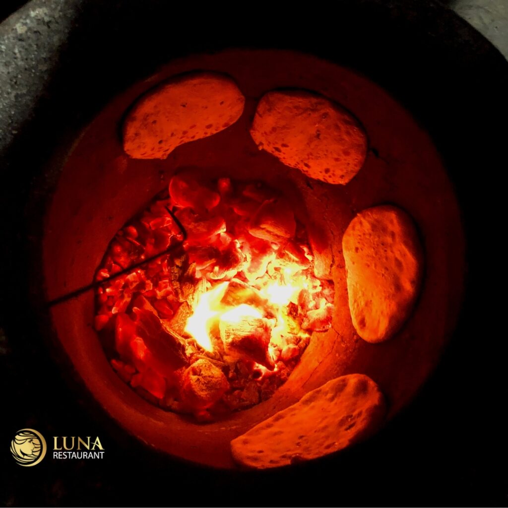 Dagelijks versgebakken naan uit de tandoor
